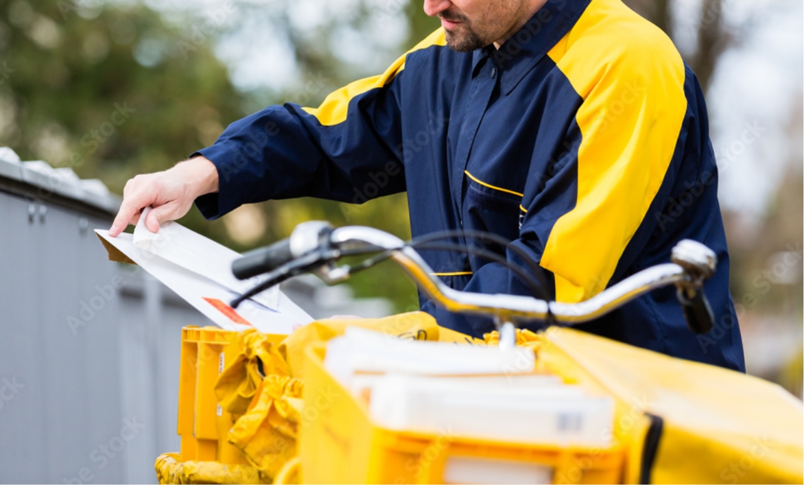 Postbote stellt Werbung zu