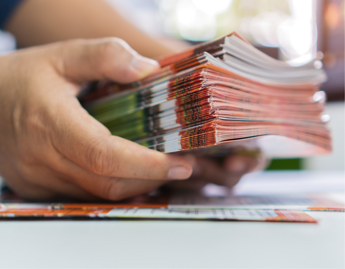 Gestapelte Flyer der Postwurfspezial-Aktion